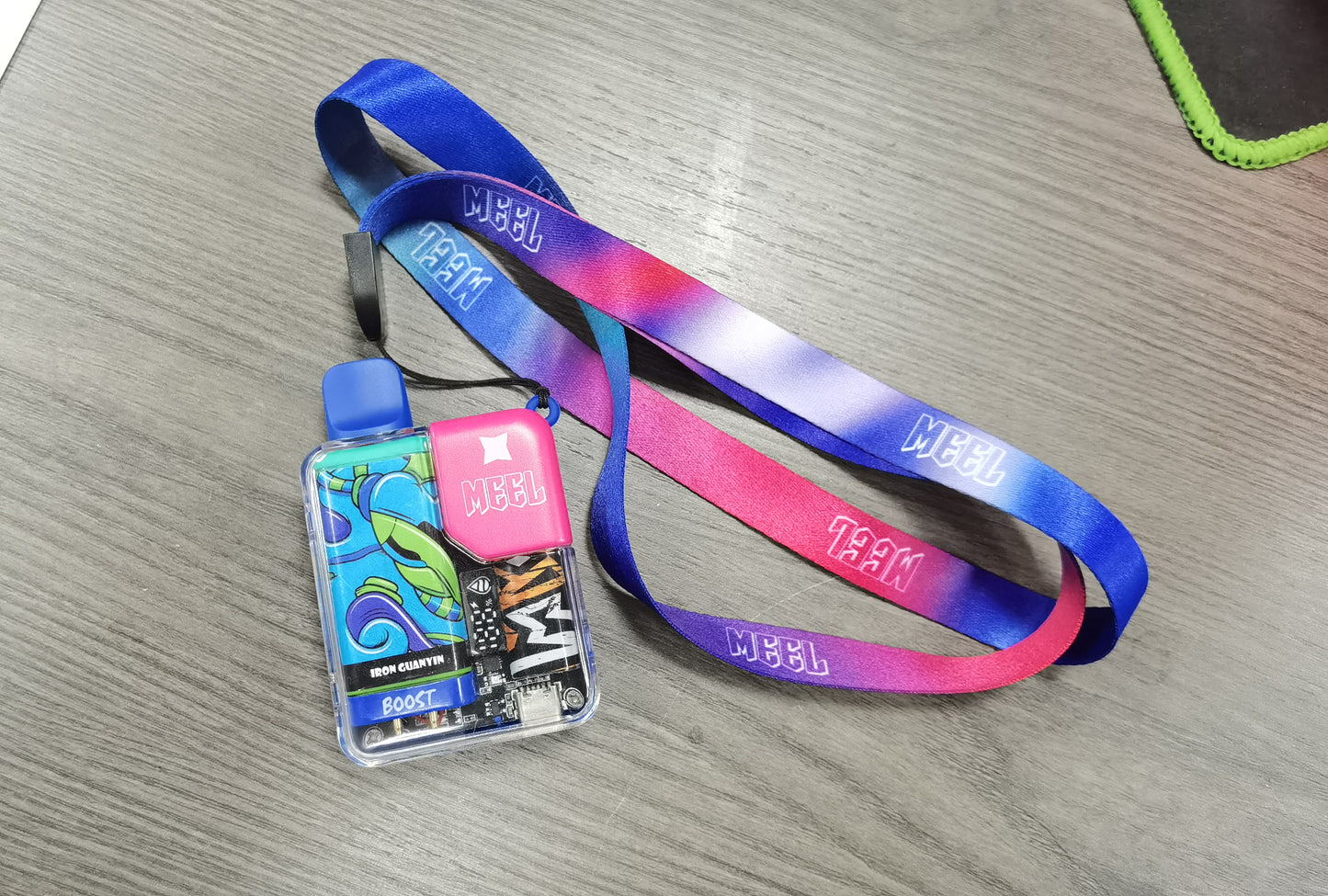 【MEEL BOOST麻將拋棄式】 新款一次性8000口PUFFS拋棄式 功率可以兩檔可調 具有發光帶屏幕顯示-VAKA糖果雲煙館